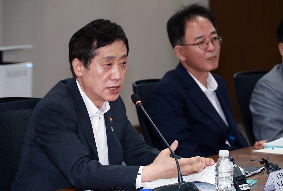 김주현 금융위원회 위원장과 이종호 과학기술정보통신부 장관이 20일 오후 서울 중구 서울 중앙 서민금융통합센터에 방문해 통신 채무조정 상담 현장을 둘러본 후, 간담회를 통해 모두발언을 하고 있다.