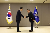 한덕수 국무총리가 20일 정부세종청사에서 열린 ‘차관급 임명장 수여식’에서 김종철 병무청장에게 임명장을 수여한 뒤 악수하고 있다. 