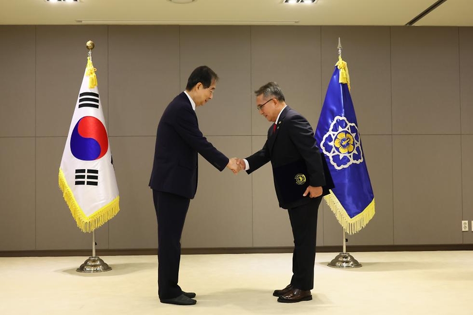 한덕수 국무총리가 20일 정부세종청사에서 열린 ‘차관급 임명장 수여식’에서 김종철 병무청장에게 임명장을 수여한 뒤 악수하고 있다. 