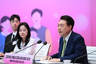 윤석열 대통령이 19일 경기도 성남시 HD현대 글로벌R&D센터 아산홀에서 ‘저출생 추세 반전을 위한 대책’을 주제로 열린 ‘2024년 저출산고령사회위원회 회의’에서 발언하고 있다.