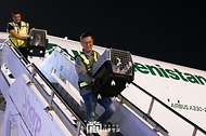 투르크메니스탄 국견(國犬) 알라바이가 18일 인천국제공항에 도착해 검역 절차를 위해 옮겨지고 있다. <br>구르반굴리 베르디무함메도프 투르크메니스탄 국가최고지도자 겸 인민이사회 의장은 11일 국빈 방문한 윤 대통령 부부에게 알라바이 2마리를 선물했다.