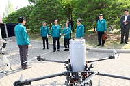 한덕수 국무총리가 19일 대전시 서구 정부대전청사 산림청을 방문해 산불 진화용 드론을 살펴보고 있다.