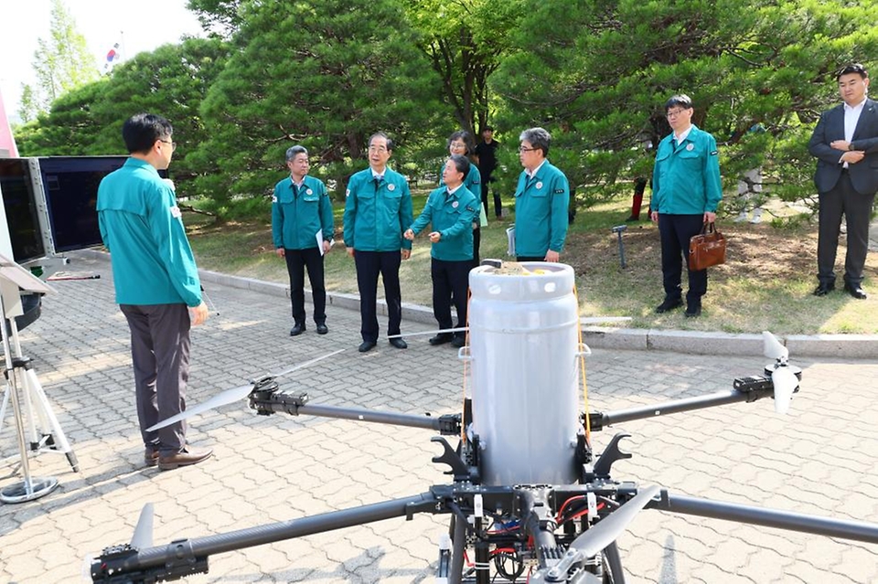 한덕수 국무총리가 19일 대전시 서구 정부대전청사 산림청을 방문해 산불 진화용 드론을 살펴보고 있다.