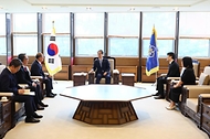 한덕수 국무총리가 20일 정부세종청사에서 열린 ‘차관급 임명장 수여식’에서 참석자들과 대화를 나누고 있다.