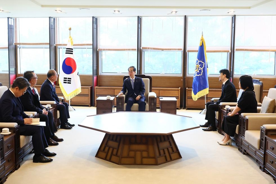 한덕수 국무총리가 20일 정부세종청사에서 열린 ‘차관급 임명장 수여식’에서 참석자들과 대화를 나누고 있다.