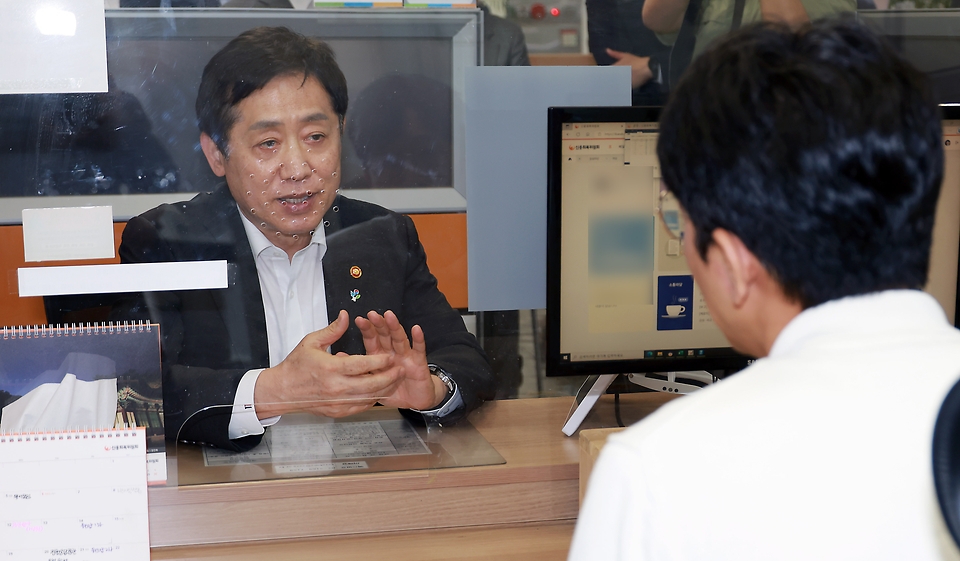 김주현 금융위원회 위원장이 20일 오후 서울 중구 서울 중앙 서민금융통합센터에 방문해 통신 채무조정 상담 현장을 둘러보고 있다.