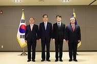한덕수 국무총리가 20일 정부세종청사에서 열린 ‘차관급 임명장 수여식’에서 임명장을 수여한 뒤 기념 촬영하고 있다. (왼쪽부터, 최재원 부산대학교 총장, 한덕수 국무총리, 권성룡 공주교육대학교 총장, 김종철 병무청장)