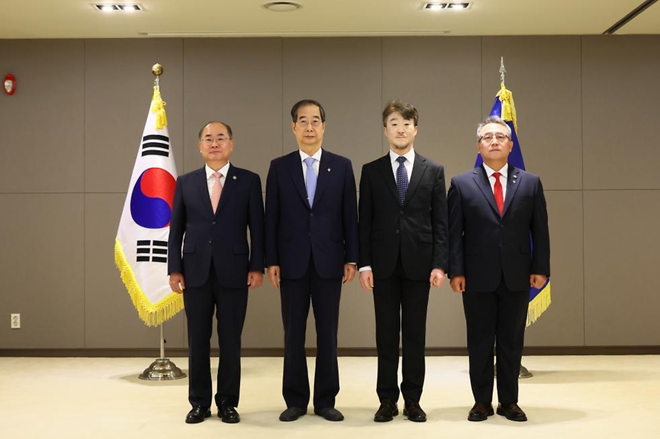 한덕수 국무총리가 20일 정부세종청사에서 열린 ‘차관급 임명장 수여식’에서 임명장을 수여한 뒤 기념 촬영하고 있다. (왼쪽부터, 최재원 부산대학교 총장, 한덕수 국무총리, 권성룡 공주교육대학교 총장, 김종철 병무청장)