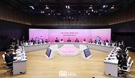 윤석열 대통령이 19일 경기도 성남시 HD현대 글로벌R&D센터 아산홀에서 ‘저출생 추세 반전을 위한 대책’을 주제로 열린 ‘2024년 저출산고령사회위원회 회의’에서 발언하고 있다. 