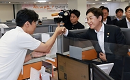 김주현 금융위원회 위원장이 20일 오후 서울 중구 서울 중앙 서민금융통합센터에 방문해 통신 채무조정 상담 현장을 둘러보고 있다.