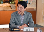 김윤상 기획재정부 차관이 20일 민관협업 도시재생 관련 현장방문차 인천 경동 개항로를 방문, 간담회를 주재하고 있다.