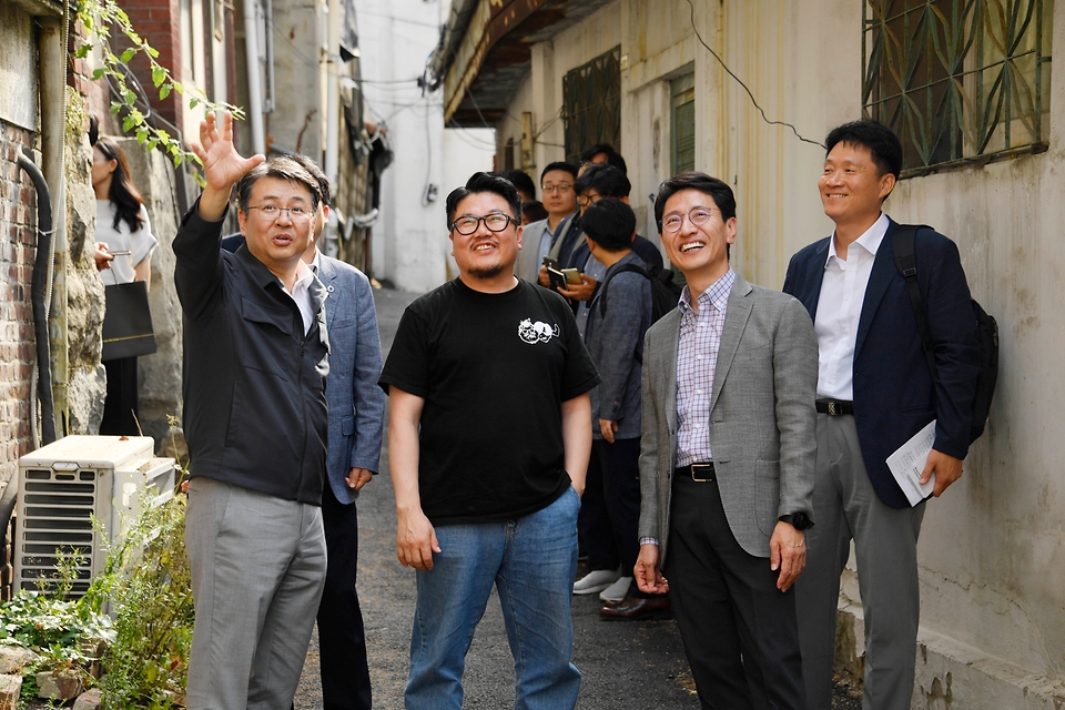 김윤상 기획재정부 차관이 20일 민관협업 도시재생 관련 현장방문차 인천 경동 개항로를 방문, 오기웅 중소벤처기업부 차관과 함께 노포, 청년 상점을 시찰하며 관계자의 설명을 듣고 있다.