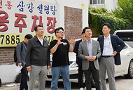 김윤상 기획재정부 차관이 20일 민관협업 도시재생 관련 현장방문차 인천 경동 개항로를 방문, 오기웅 중소벤처기업부 차관과 함께 노포, 청년 상점을 시찰하며 관계자의 설명을 듣고 있다.