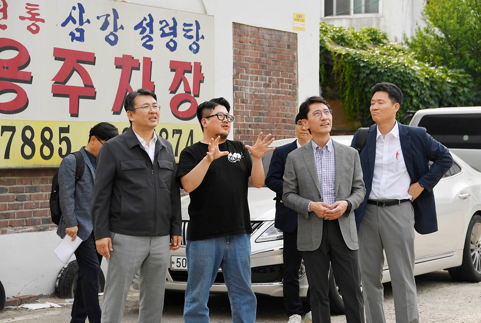 김윤상 기획재정부 차관이 20일 민관협업 도시재생 관련 현장방문차 인천 경동 개항로를 방문, 오기웅 중소벤처기업부 차관과 함께 노포, 청년 상점을 시찰하며 관계자의 설명을 듣고 있다.