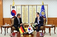 한덕수 국무총리가 20일 서울 종로구 정부서울청사에서 로버트 하벡(Robert Habeck) 독일 부총리 겸 경제기후보호부장관과 만나 대화를 나누고 있다. 