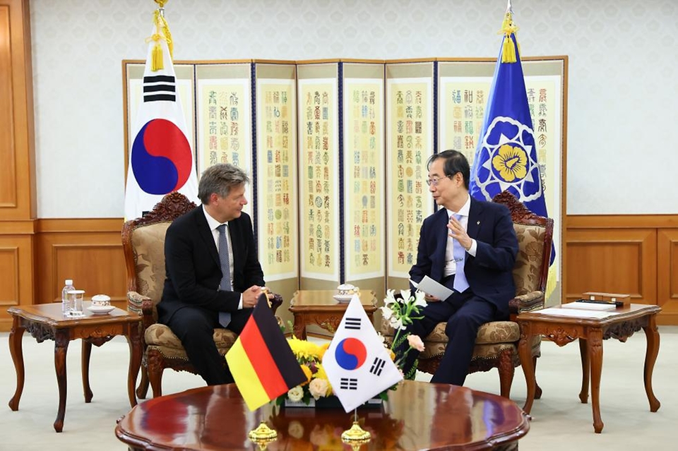 한덕수 국무총리가 20일 서울 종로구 정부서울청사에서 로버트 하벡(Robert Habeck) 독일 부총리 겸 경제기후보호부장관과 만나 대화를 나누고 있다. 