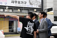 김윤상 기획재정부 차관이 20일 민관협업 도시재생 관련 현장방문차 인천 경동 개항로를 방문, 오기웅 중소벤처기업부 차관과 함께 노포, 청년 상점을 시찰하며 관계자의 설명을 듣고 있다.