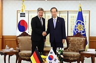 한덕수 국무총리가 20일 서울 종로구 정부서울청사에서 로버트 하벡(Robert Habeck) 독일 부총리 겸 경제기후보호부장관과 만나 악수하며 기념 촬영을 하고 있다.