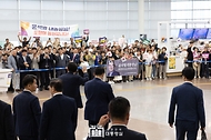 윤석열 대통령이 20일 경북 포항시 블루밸리국가산업단지 이차전지종합관리센터에서 열린 제9차 지방시대위원회 회의 및 기회발전특구 협약체결식을 마친 후 포항역에서 서울로 향하며 시민들과 인사하고 있다.