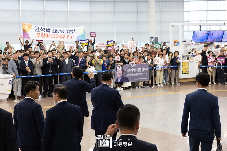 윤석열 대통령이 20일 경북 포항시 블루밸리국가산업단지 이차전지종합관리센터에서 열린 제9차 지방시대위원회 회의 및 기회발전특구 협약체결식을 마친 후 포항역에서 서울로 향하며 시민들과 인사하고 있다.