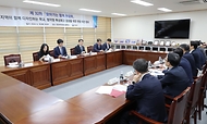 이주호 사회부총리 겸 교육부 장관이 18일 충남 천안시 천안여자상업고등학교에서 열린 ‘제32차 함께차담회’에서 인사말을 하고 있다.