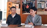 김윤상 기획재정부 차관이 20일 민관협업 도시재생 관련 현장방문차 인천 경동 개항로를 방문, 간담회에서 모두발언을 하고 있다.
