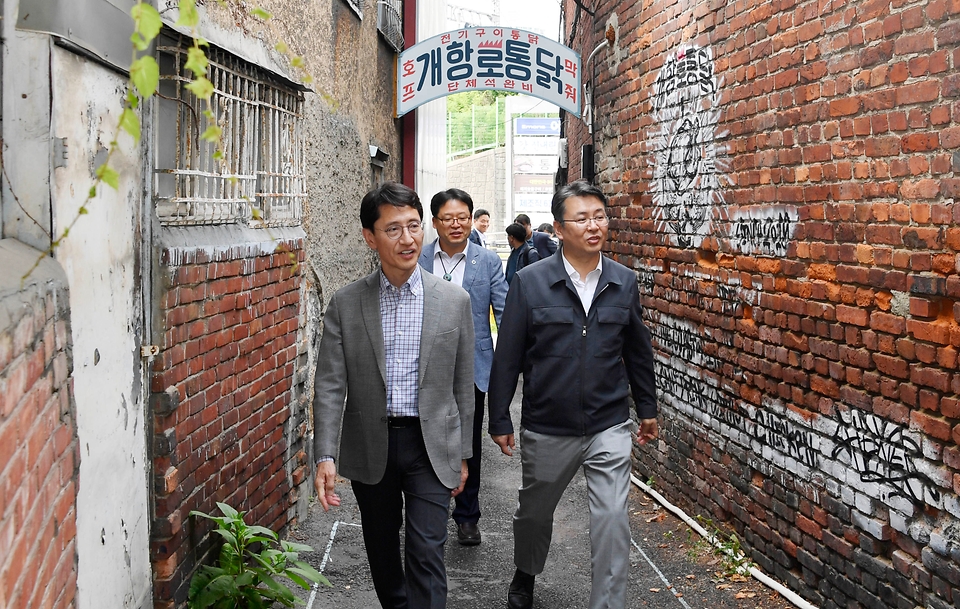 김윤상 기획재정부 차관이 20일 민관협업 도시재생 관련 현장방문차 인천 경동 개항로를 방문하고 있다.