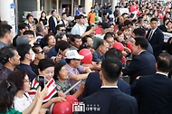 윤석열 대통령이 20일 경북 경산시 공설시장을 방문해 상인, 시민들과 인사하고 있다. 