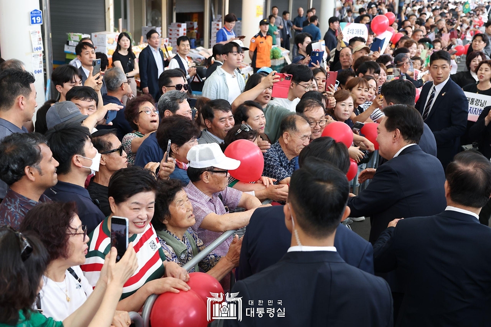윤석열 대통령이 20일 경북 경산시 공설시장을 방문해 상인, 시민들과 인사하고 있다. 