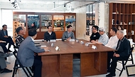 김윤상 기획재정부 차관이 20일 민관협업 도시재생 관련 현장방문차 인천 경동 개항로를 방문, 간담회를 주재하고 있다.