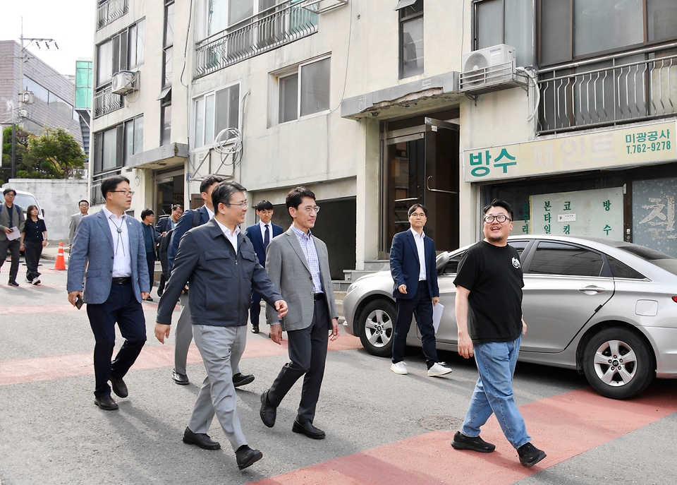 김윤상 기획재정부 차관이 20일 민관협업 도시재생 관련 현장방문차 인천 경동 개항로를 방문, 오기웅 중소벤처기업부 차관과 함께 노포, 청년 상점을 시찰하며 관계자의 설명을 듣고 있다.