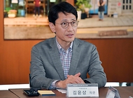 김윤상 기획재정부 차관이 20일 민관협업 도시재생 관련 현장방문차 인천 경동 개항로를 방문, 간담회에서 모두발언을 하고 있다.
