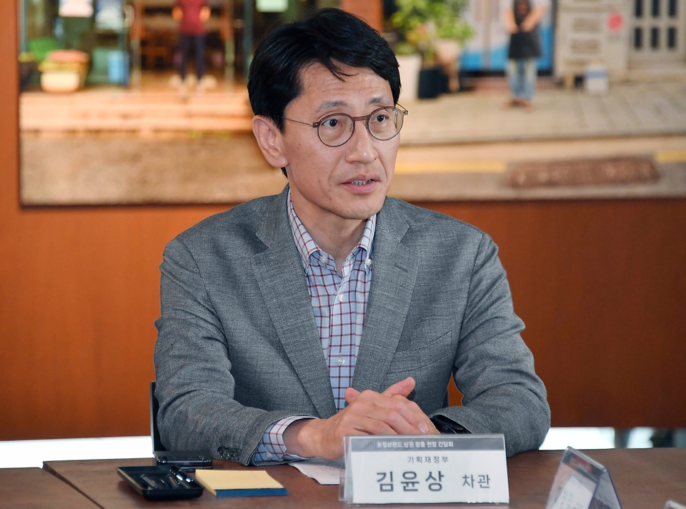 김윤상 기획재정부 차관이 20일 민관협업 도시재생 관련 현장방문차 인천 경동 개항로를 방문, 간담회에서 모두발언을 하고 있다.