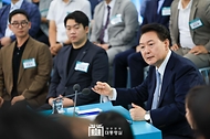 윤석열 대통령이 20일 경북 경산시 영남대 경산캠퍼스 천마아트센터에서 ‘동북아 첨단 제조혁신허브, 경북’을 주제로 열린 스물여섯 번째 ‘국민과 함께하는 민생토론회’에서 마무리 발언을 하고 있다.