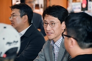 김윤상 기획재정부 차관이 20일 민관협업 도시재생 관련 현장방문차 인천 경동 개항로를 방문, 간담회에서 모두발언을 하고 있다.
