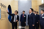 윤석열 대통령이 20일 경북 경산시 영남대 경산캠퍼스 천마아트센터에서 ‘동북아 첨단 제조혁신허브, 경북’을 주제로 열린 스물여섯 번째 ‘국민과 함께하는 민생토론회’를 마친 후 영남대 역사관을 찾아 전시물을 관람하고 있다.