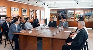 김윤상 기획재정부 차관이 20일 민관협업 도시재생 관련 현장방문차 인천 경동 개항로를 방문, 간담회를 주재하고 있다.