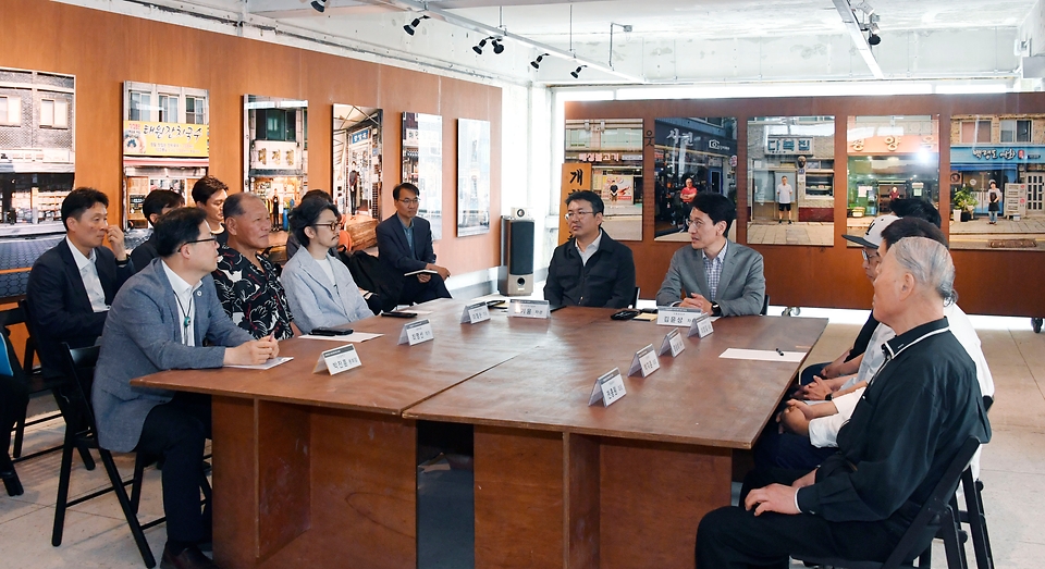 김윤상 기획재정부 차관이 20일 민관협업 도시재생 관련 현장방문차 인천 경동 개항로를 방문, 간담회를 주재하고 있다.