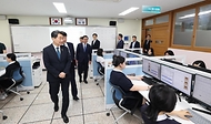 이주호 사회부총리 겸 교육부 장관이 18일 충남 천안시 천안여자상업고등학교를 방문해 둘러보고 있다. 
