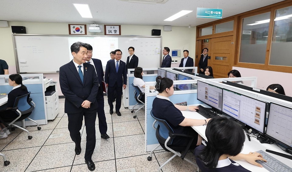 이주호 사회부총리 겸 교육부 장관이 18일 충남 천안시 천안여자상업고등학교를 방문해 둘러보고 있다. 