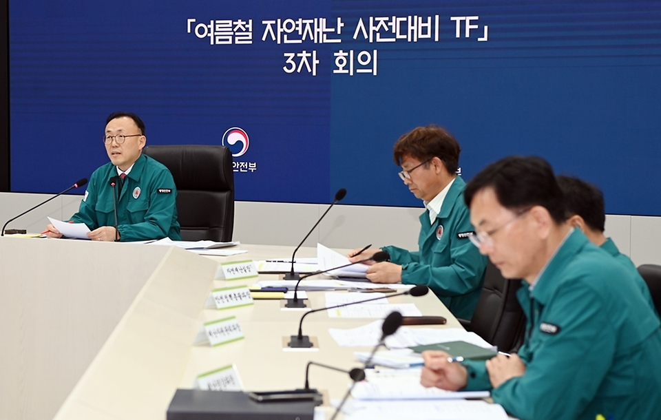 이한경 행정안전부 재난안전관리본부장이 20일 정부세종청사 중앙재난안전상황실에서 열린 ‘여름철 자연재난 사전대비 TF’ 3차 회의에 참석해 모두발언을 하고 있다. 