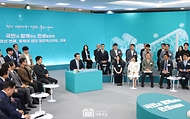 윤석열 대통령이 20일 경북 경산시 영남대 경산캠퍼스 천마아트센터에서 ‘동북아 첨단 제조혁신허브, 경북’을 주제로 열린 스물여섯 번째 ‘국민과 함께하는 민생토론회’에서 발언하고 있다. 