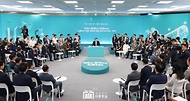 윤석열 대통령이 20일 경북 경산시 영남대 경산캠퍼스 천마아트센터에서 ‘동북아 첨단 제조혁신허브, 경북’을 주제로 열린 스물여섯 번째 ‘국민과 함께하는 민생토론회’에서 발언하고 있다. 