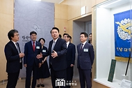 윤석열 대통령이 20일 경북 경산시 영남대 경산캠퍼스 천마아트센터에서 ‘동북아 첨단 제조혁신허브, 경북’을 주제로 열린 스물여섯 번째 ‘국민과 함께하는 민생토론회’를 마친 후 영남대 역사관을 찾아 전시물을 관람하고 있다.