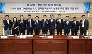 이주호 사회부총리 겸 교육부 장관이 18일 충남 천안시 천안여자상업고등학교에서 열린 ‘제32차 함께차담회’에서 관계자들과 기념 촬영을 하고 있다.