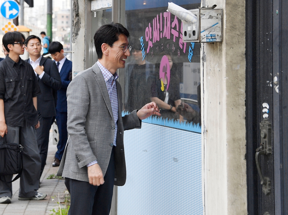 김윤상 기획재정부 차관이 20일 민관협업 도시재생 관련 현장방문차 인천 경동 개항로를 방문, 노포, 청년 상점을 시찰하고 있다.
