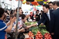 윤석열 대통령이 20일 경북 경산시 공설시장을 방문해 상인, 시민들과 인사하고 있다. 