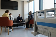 한덕수 국무총리가 21일 충청남도 천안시 단국대학교병원을 방문해 환자와 의료진을 격려하고 있다.