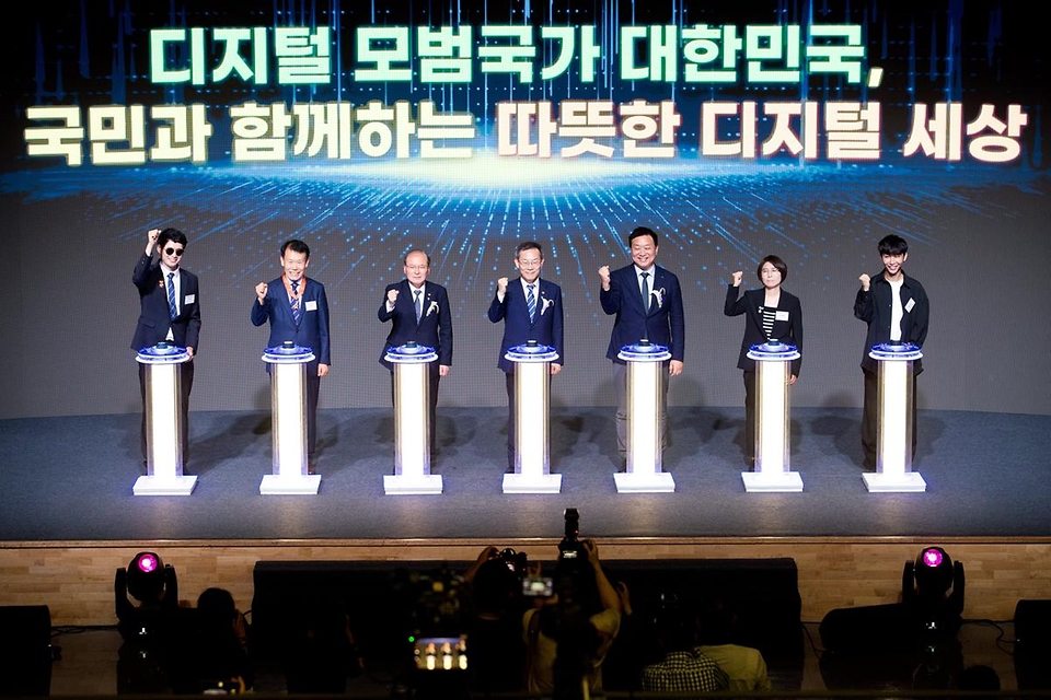 이종호 과학기술정보통신부 장관이 19일 서울 마포구 에스플렉스센터에서 열린 ‘제37회 정보문화의 달 기념식’에서 비전선포 세리머니를 하고 있다.<br>
왼쪽부터 서원선 한국장애인개발원 연구위원(대통령표창), 신승인 경기기계공업고등학교장(국민훈장 동백장), 이상인 방송통신위원회 부위원장, 이종호 과학기술정보통신부 장관, 황종성 한국지능정보사회진흥원장, 김해은 사단법인 유에이랩 실장(국무총리표창), 김한솔 오에스스튜디오 대표(장관표창)