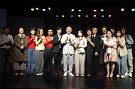 유인촌 문화체육관광부 장관이 22일 서울 강서구 남북통합문화센터에서 탈북예술인 오진하 감독 연출 공연 ‘열 번째 봄’ 출연진을 격려하고 있다.